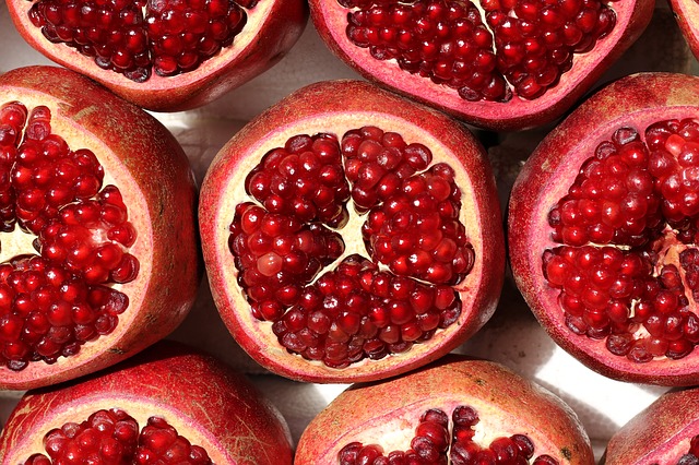 Image of pomegranates to support the text on can you live lomg