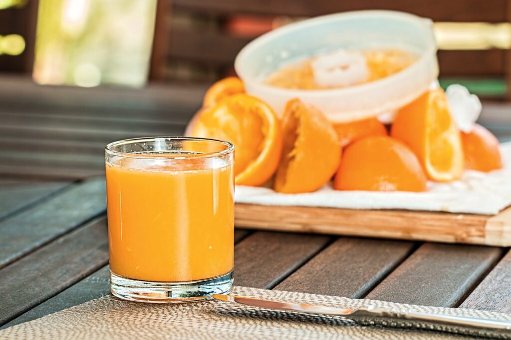Orange juice, is packed with the antioxidant vitamin C, which helps reduce oxidation of the blood. This action keeps the arteries free from blockages or clogging.