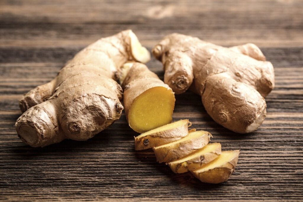 Want to know how to clean your arteries naturally? Use ginger! Ginger has incredible anti-inflammatory and anti-oxidative effects. And ginger contains heart-protective compounds like shogaols, and gingerols, which can effectively prevent plaque buildup. 