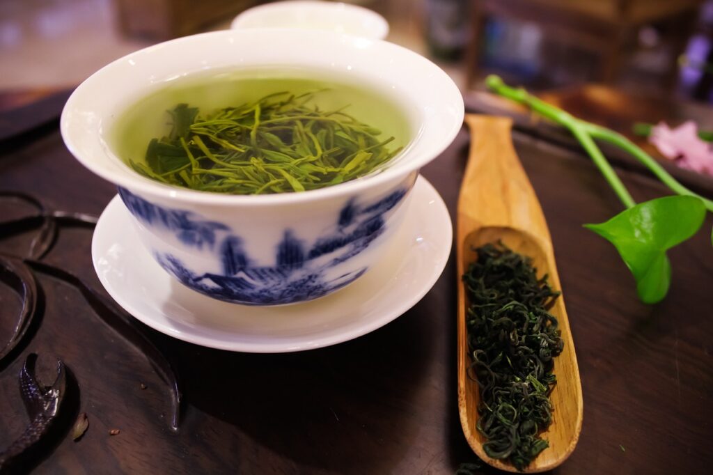 Used as an antioxidant, green tea contains the flavanoid catechin, which studies suggest lowers cholesterol absorption to prevent clogged arteries. 