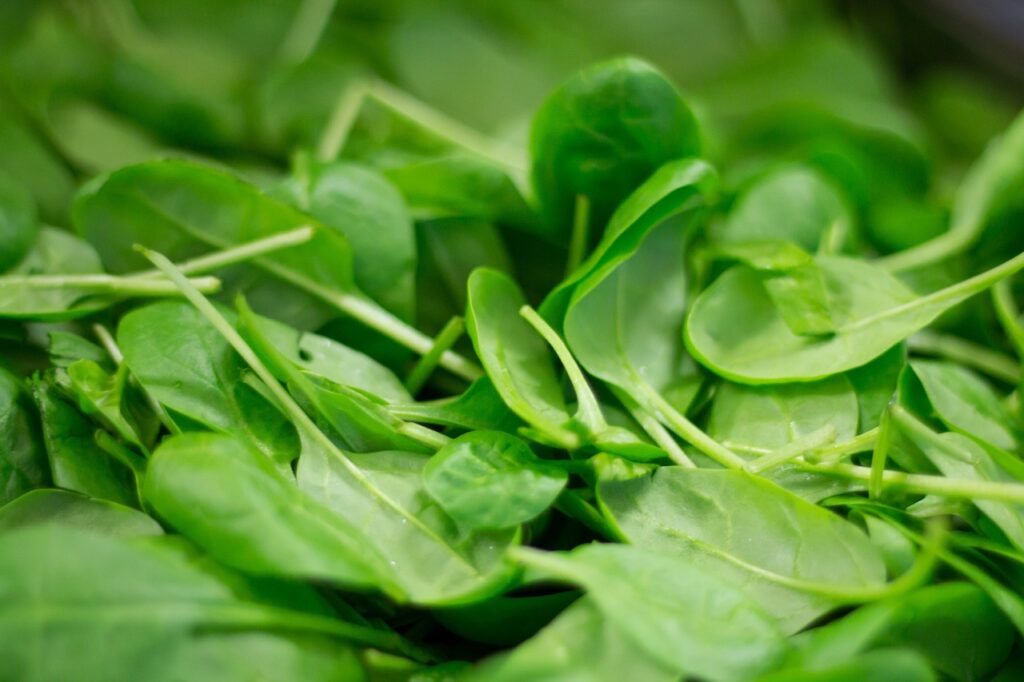 Spinach contains natural fiber, potassium, and folate, which all work to prevent blockages within the arteries as well as lower blood pressure. helping to unclog them